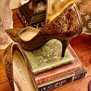 Via Spiga Ladies elegant gold heels